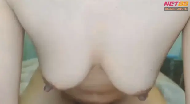 Hình ảnh em hàng xóm sexy cùng chàng trai trong cảnh giường chiếu bùng nổ.