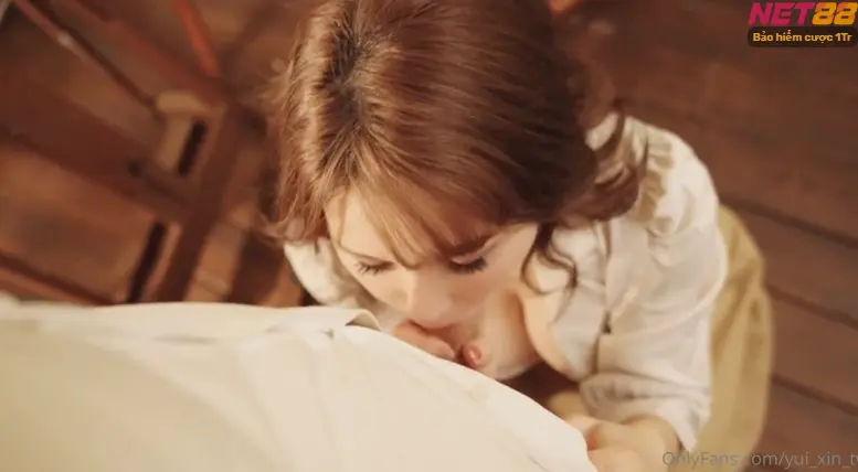 Cảnh phim CHONGTOICO-0782 khắc họa idol Yui Xin xinh đẹp, gợi cảm trong những thước phim đặc biệt.