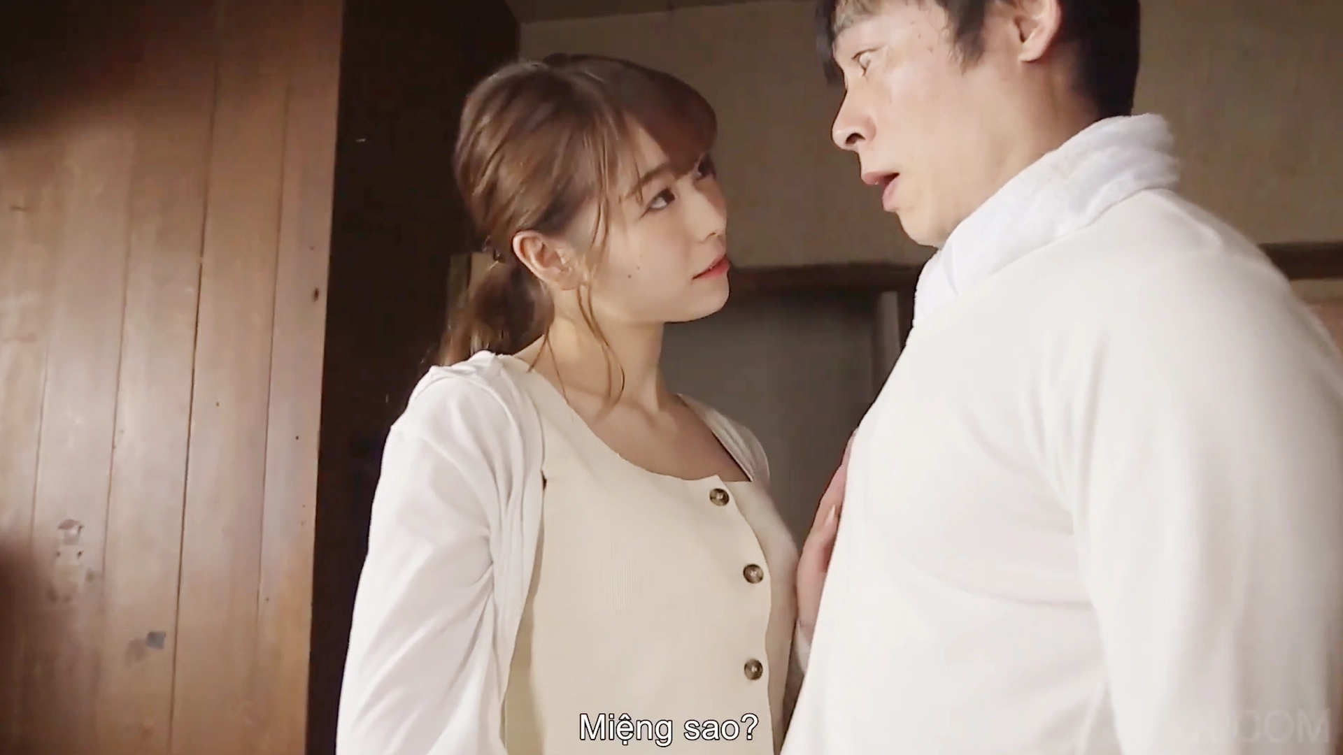 CHONGTOICO-1043 | Gái xinh lồn múp đụ cùng lúc 4 cụ già – chongtoico